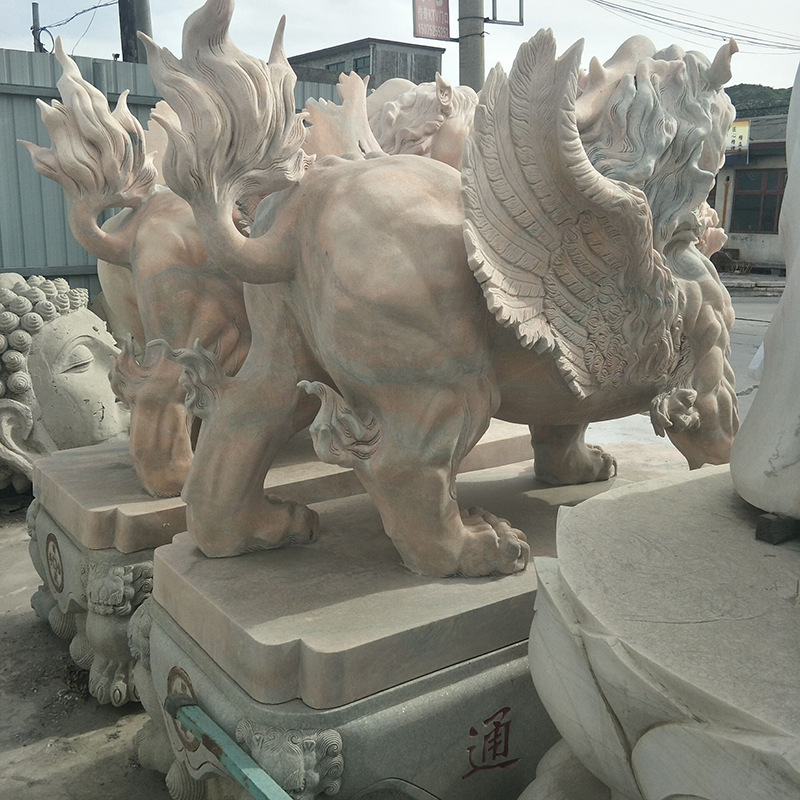 石雕艺术的生动展现 晚霞红狮子雕塑、飞天狮子摆件及其他动物雕刻